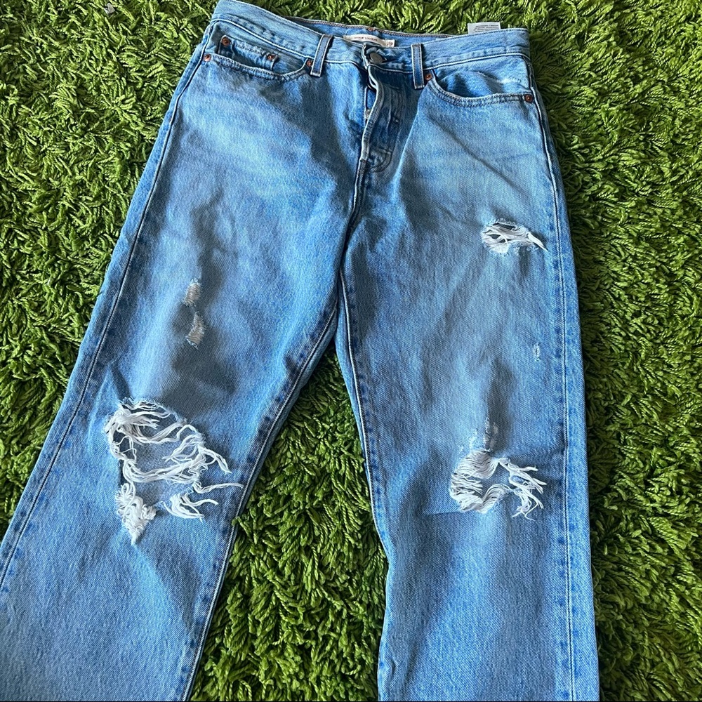Levi’s Wedgie Straight distressed jeans